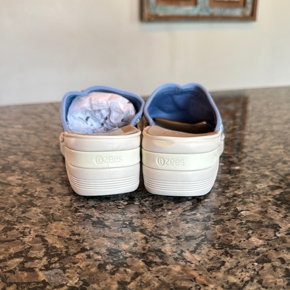 Bzees Women's Slip-On Sandals - Blue and White NWT - Picture 10 of 11